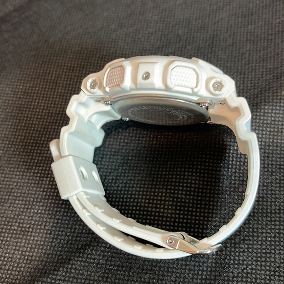 G-Shock GMAS120MF-7A2 White & Rose Gold Watch, used one time in great condition - Picture 4 of 7